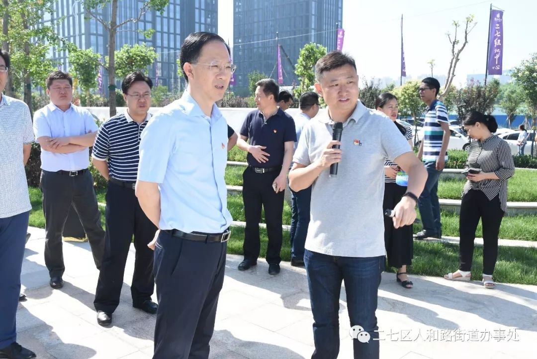 包臀 裙子显然已经洗过很多次海报